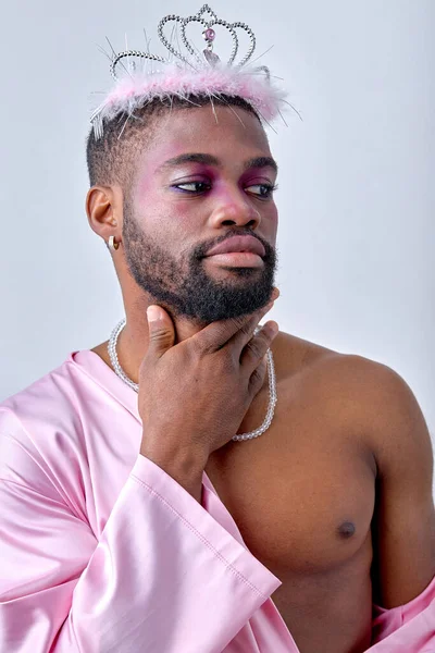 Adorável Preto Americano Gay Homem Com Maquiagem Roupas Elegantes Olhando — Fotografia de Stock