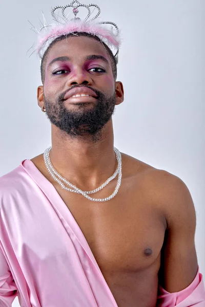Mužský Make Portrét Šťastné Ženy Jako Černoch Růžové Košili Koruně — Stock fotografie