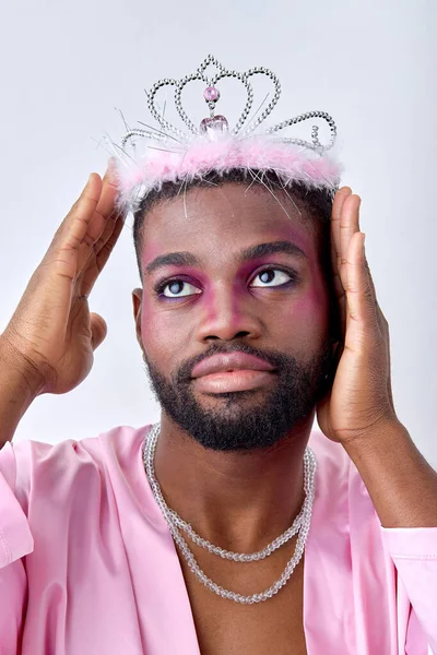 Dromerige Zwarte Man Roze Outfit Kroon Ketting Poseren Omhoog Kijken — Stockfoto