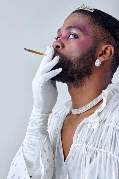Coole Transgender Mit Hellem Party Make Die Zigarette Rauchend Isoliert — Stockfoto