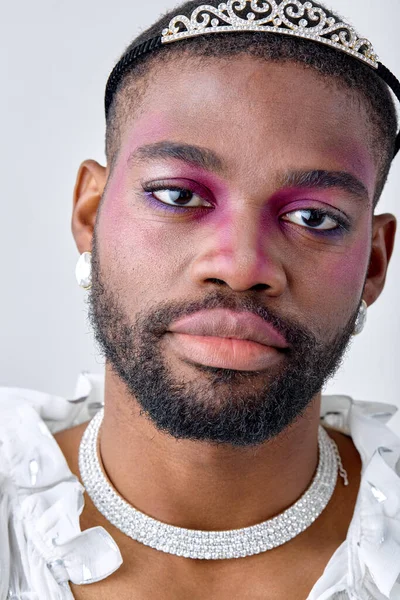 Ανδρικό Μακιγιάζ Κοντινό Πορτραίτο Ενός Μαύρου Νεαρού Ροζ Μακιγιάζ Σκιάς — Φωτογραφία Αρχείου