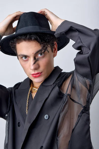 Maquillaje Masculino Retrato Hombre Morena Confiado Ropa Elegante Negro Sombrero — Foto de Stock