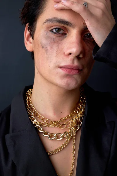 Ung Kaukasier Upprörd Gay Poserar Med Mascara Fläckig Gråt Grund — Stockfoto