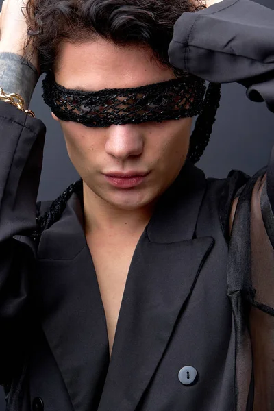 Närbild Porträtt Ung Sexig Gay Hane Svart Kostym Med Ögonmask — Stockfoto