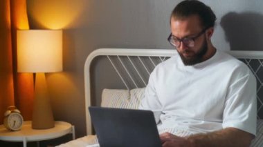 Genç mutlu çift anne baba olacaklarını fark ettikten sonra sarılıp öpüşüyorlar. Hamile bir kadın, elinde pozitif hamilelik testi çubuğuyla erkeğine sarılıyor. yavaş çekim