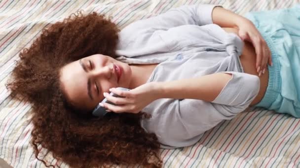 Kafkasyalı Mutlu Güzel Bir Kızın Dinlenirken Sırt Üstü Yatarken Yatak — Stok video