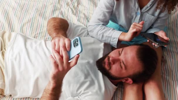 Młoda Para Uzależniona Jest Smartfonów Gadżetów Komunikacji Online Mężczyzn Leżących — Wideo stockowe