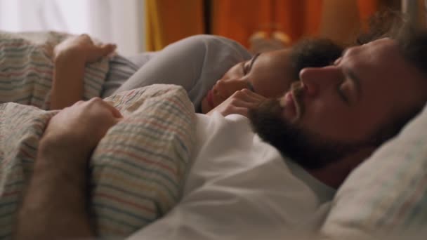 Happy Young Relaxed Cuplu Cuddling Împreună Pat Dormind Noaptea Frumos — Videoclip de stoc