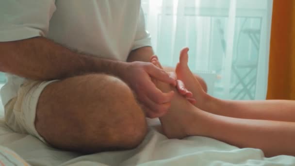 Jong Ontspannen Vrouw Ontvangst Voeten Massage Lichaam Behandeling Met Olie — Stockvideo