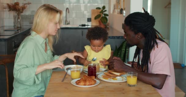Mengagumkan Anak Kecil Menggemaskan Memberikan Makanan Breakast Untuk Ayah Multietchnic — Stok Video