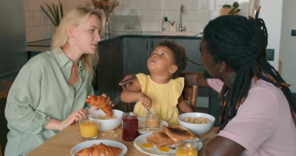 午前中に自宅で異人種間の家族 素晴らしい食べ物と品質の時間 キッチンで子供連れの家族は 一緒に食べて検索します 食事と楽しさを — ストック動画