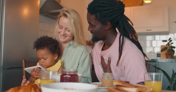 Mooi Koppel Flirten Thuis Tijdens Het Ontbijt Slow Motion Knappe — Stockvideo