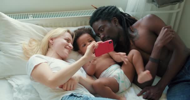 Lycklig Familj Mamma Pappa Och Söt Liten Baby Dotter Använda — Stockvideo