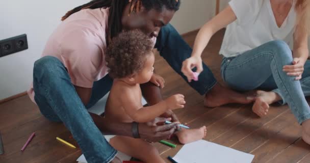 Preto Papai Ensinando Seu Filho Bonito Para Desenhar Educação Paternidade — Vídeo de Stock