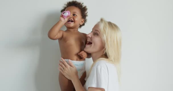 Loira Caucasiana Mãe Adorável Filhinha Divertindo Desfrutando Doces Momentos Juntos — Vídeo de Stock