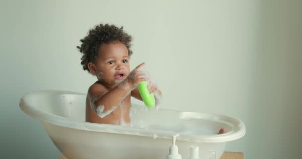 Niña Baño Con Espuma Jugando Con Juguetes Casa Estilo Vida — Vídeos de Stock