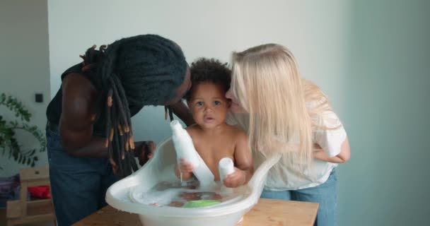 Zróżnicowanych Rodziców Całujących Dziecko Podczas Kąpieli Uspokoić Mycie Dziecka Urocze — Wideo stockowe