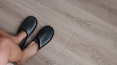 Genç kadın pijama giyer ve mutfağa gider, üst kattan bakar yavaş çekimde kesilir, kız sabah dans eder.