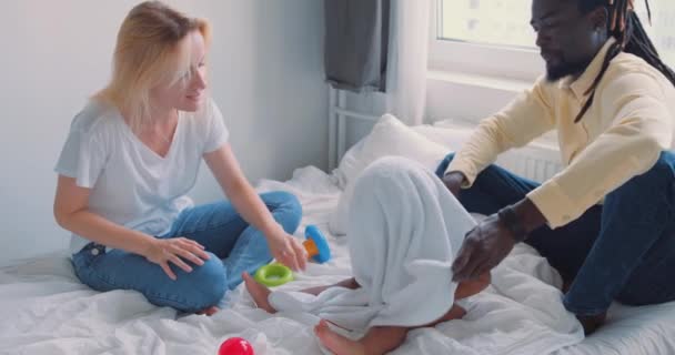 Rozmanitý Pár Dostane Potěšení Hraní Roztomilé Batole Rodičovství Otcovství Příjemné — Stock video