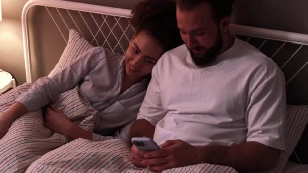 Cuplul Fericit Folosește Smartphone Întins Pat Navigând Internet Împreună Distrându — Videoclip de stoc