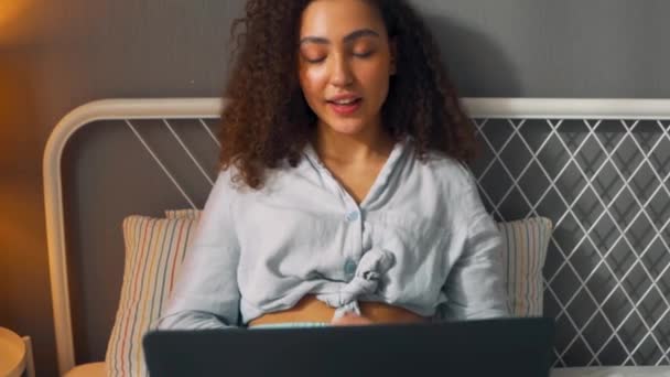 Šťastná Úžasná Dívka Modrém Pyžamu Těší Mluvení Line Zatímco Odpočívá — Stock video