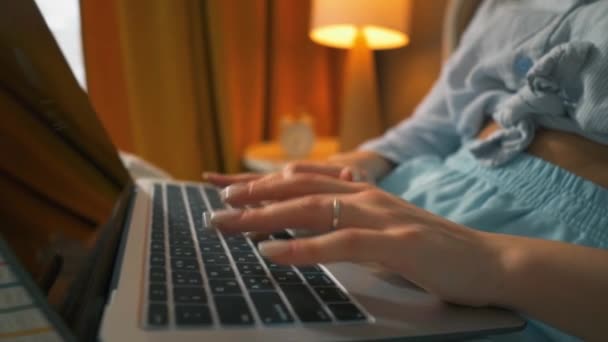 Brunett Kvinna Koncentrerade Sig Att Skriva Text Flicka Använder Laptop — Stockvideo