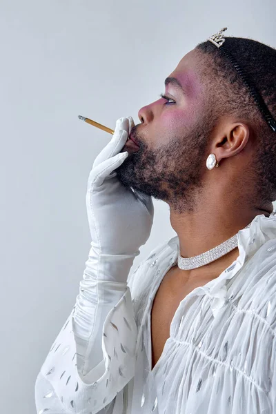 Μαύρος Αμερικάνος Χαριτωμένο Λευκό Πουκάμισο Καπνίζει Τσιγάρο Απομονωμένος Λευκό Φόντο — Φωτογραφία Αρχείου