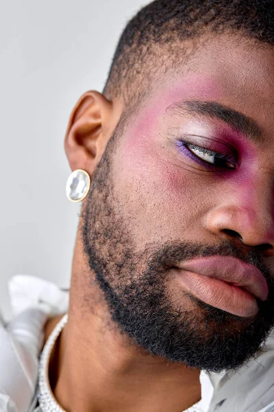 Ανδρικό Μακιγιάζ Κοντινό Πορτραίτο Ενός Μαύρου Νεαρού Ροζ Μακιγιάζ Σκιάς — Φωτογραφία Αρχείου