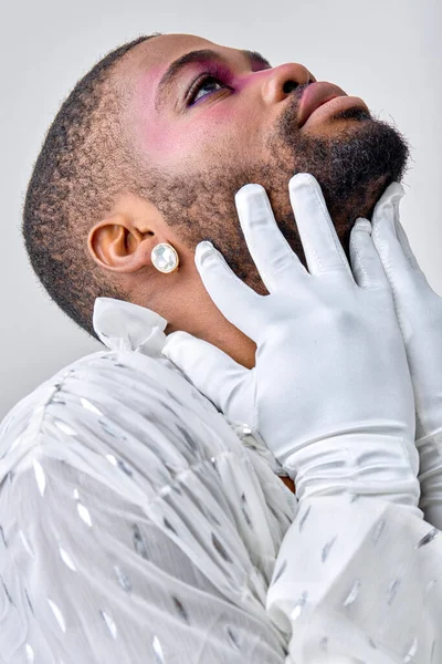 Retrato Homem Barbudo Preto Com Maquiagem Tocando Cabeça Rosto Luvas — Fotografia de Stock