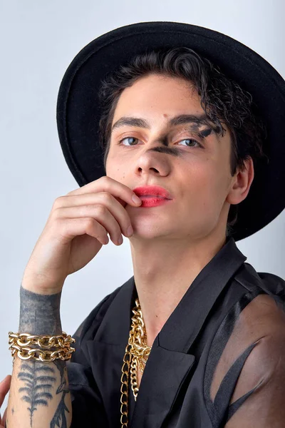 Portret Van Een Vrouw Twintig Transgender Homo Die Een Ketting — Stockfoto