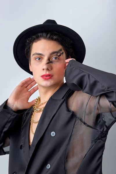 Magnífico Americano Gay Hombre Con Maquillaje Negro Moda Traje Cadena — Foto de Stock