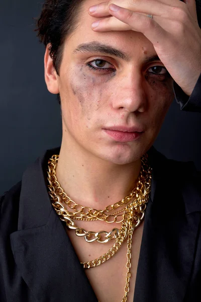 Pria Kaukasia Menangis Berpakaian Hitam Berpose Kamera Dengan Maskara Puas — Stok Foto
