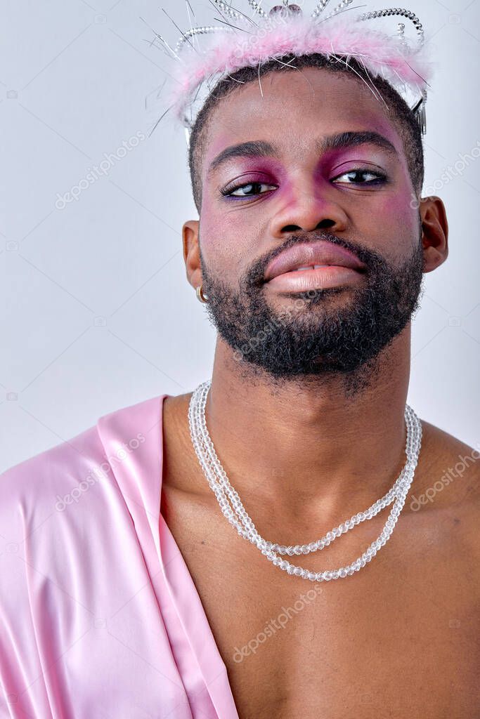 Primo Piano Ritratto Uomo Nero Degli Anni '20 Corona Camicia