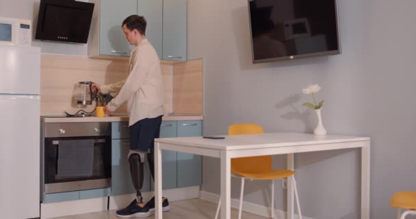 Przystojny Niepełnosprawny Mężczyzna Stojący Sztucznych Nogach Pijący Kawę Lub Herbatę — Wideo stockowe