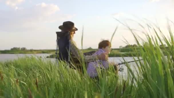 Dědeček Vnuk Jít Rybaření Společně Večerních Hodinách Při Západu Slunce — Stock video