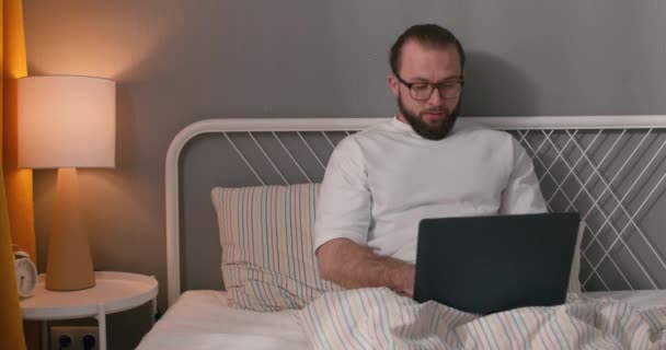 Активный Молодой Человек Спальне Делает Поиск Интернете Поздно Ночью Студент — стоковое видео