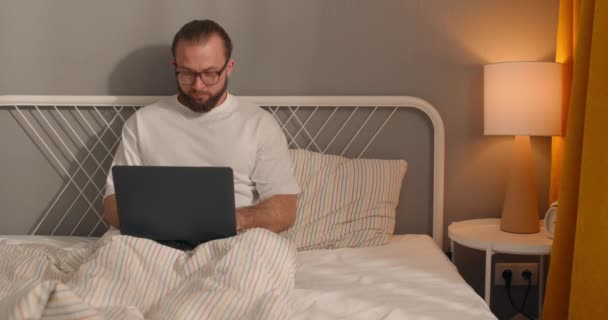 Счастливая Женщина Показывает Положительный Тест Беременность Мужу Сидящему Кровати Ноутбуком — стоковое видео
