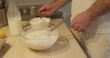 Unlu spooon tutan adam, kaseye ekliyor, yan görüntüyü kapatıyor lezzetli kekin yavaş çekim sırları, krepler, pasta anneleri günü hobisi.