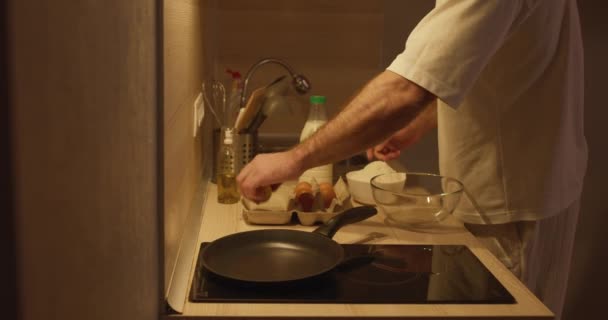 Close Mãos Masculinas Preparando Ingredientes Para Cozinhar Café Manhã Tarte — Vídeo de Stock