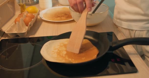 Man Pannenkoeken Bakken Keuken Het Weekend Close Bijgesneden Zijaanzicht Schot — Stockvideo