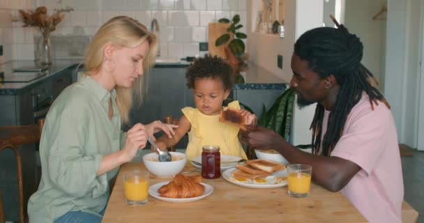 Kleines Süßes Afrikanisches Mädchen Beim Frühstück Abwechslungsreiches Familienessen Morgen Tägliche — Stockvideo
