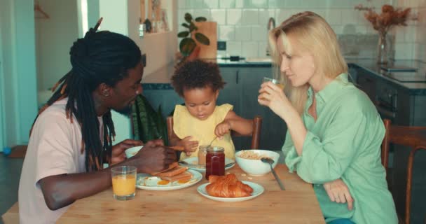 Kleine Zwarte Baby Zittend Kinderstoel Voeden Ouders Met Voedsel Binnen — Stockvideo