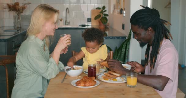 Jonge Familie Met Schattig Kind Die Thuis Ontbijten Gelukkige Levensstijl — Stockvideo