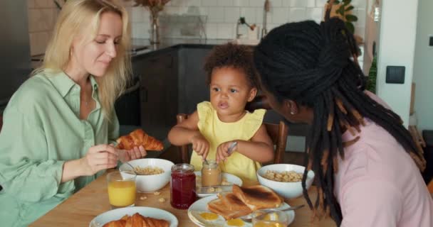 Vrolijk Gelukkig Paar Ontbijten Met Baby Meisje Hun Keuken Schattig — Stockvideo