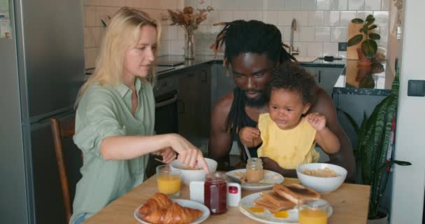 Multi Etnische Familie Kleine Dochter Ontbijten Ondeugend Meisje Vragen Telefoon — Stockvideo