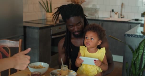 Die Multiethnischen Eltern Versuchen Ihre Kleine Tochter Gemütlichen Kitcehn Hause — Stockvideo