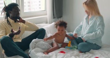 Mutsuz küçük kız ağlıyor anne ve babası kavga ederken, melez ailenin sorunları var İlişki yavaş çekim