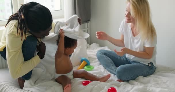 非洲的爸爸和白种人妈妈披着毛巾 假装在寻找她的混血儿 在家里玩得很开心 — 图库视频影像