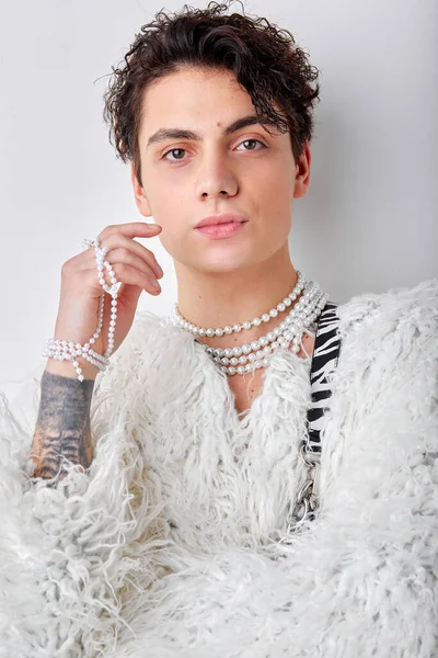Jovem Morena Hispânico Gay Homem Com Maquiagem Natural Olhando Para — Fotografia de Stock