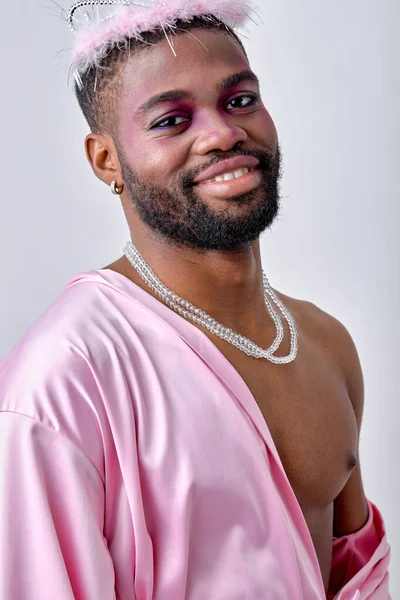 Maquillaje Masculino Retrato Hombre Negro Femenino Feliz Camisa Rosa Corona — Foto de Stock